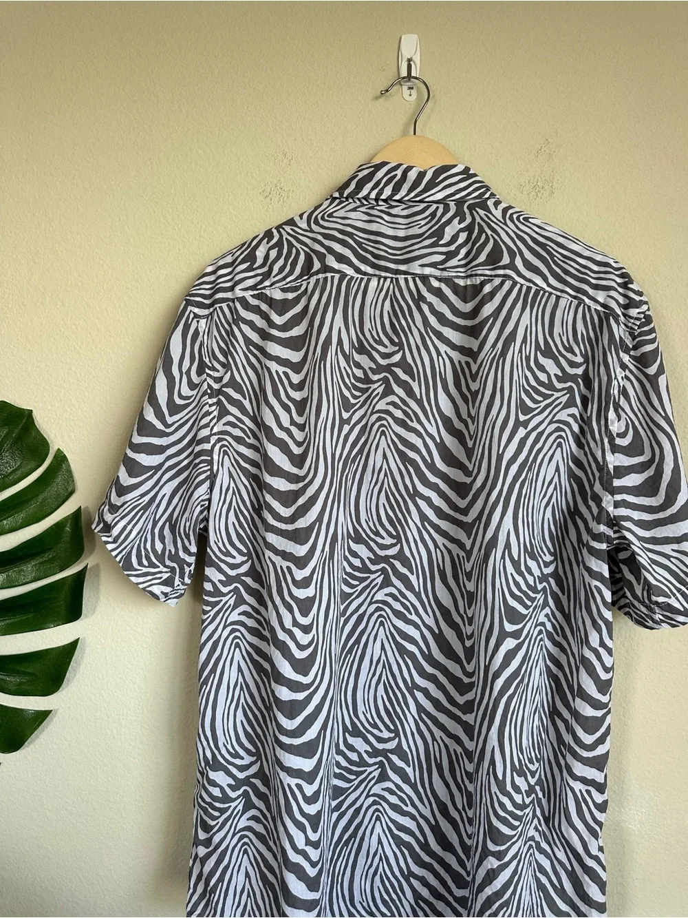 Banana Republic Men’s Cotton Zebra Print Short Sleeve Button Down Shirt